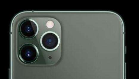 iPhone配备一颗特殊的潜望式长焦摄像头