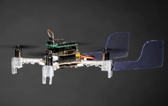 这架微小的无人机使用实际的飞蛾天线嗅出目标化学物质