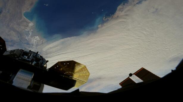 这是从太空看沙尘暴的样子:宇航员分享国际空间站的壮观景色